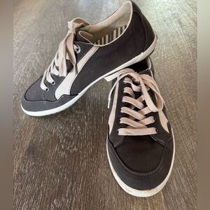 Taos Navy & Cream Sneakers women’s size 8